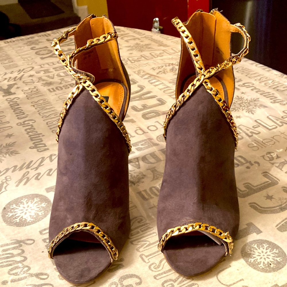 Izabella Rue gray heels with chain decorations zip back size 10 open toe/heels